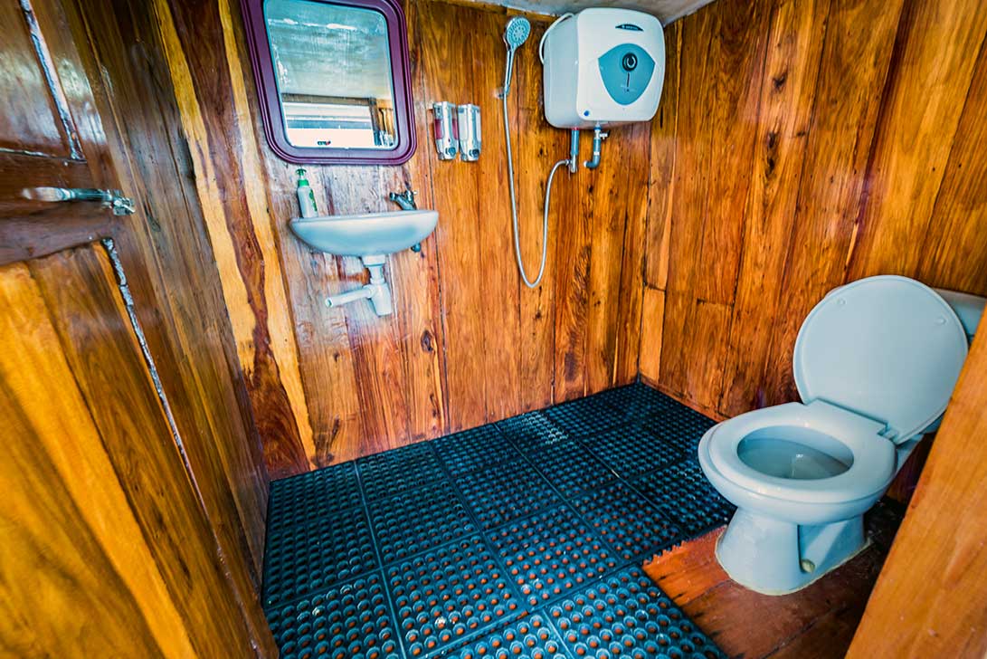 Komodo Charter Shalom Liveaboard Bathroom